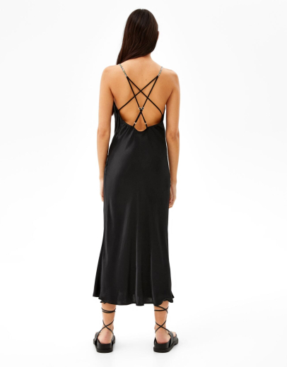 Satiniertes Midikleid mit Trägern und Strass